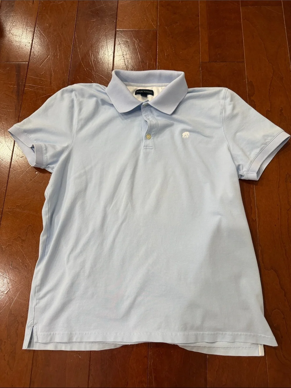 Set of 4 Banana Republic Polo Shirts with Subtle Logo. All size Large.